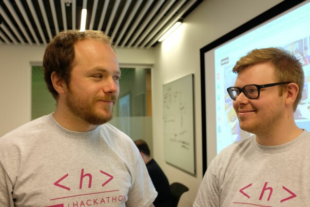 En viktig ingrediens i et klassisk hackathon er hjemmelagde t-skjorter med hackathon-et sin logo på. 📸: Privat