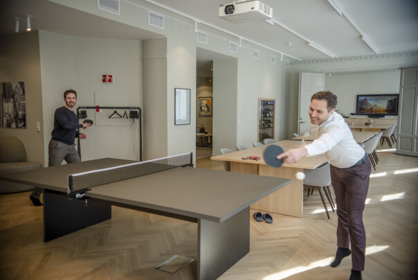 Ved bordtennisbordet kan man få ut litt svette og stive skuldre. 📸: Robert S. Eik