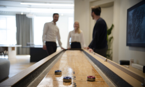 Shuffleboard er en av mange spillene Alv har i sine lokaler.
📸: Robert S. Eik