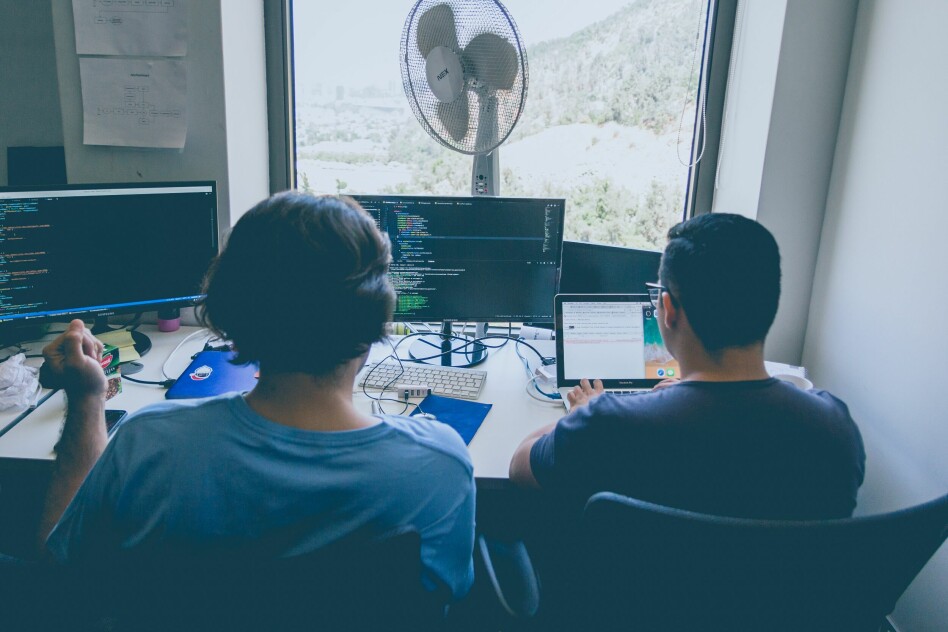 Jobber norske utviklere bedre når man setter to på samme kode? Eller er parprogrammering bare til bry? 📸: Alvaro Reyes / Unsplash