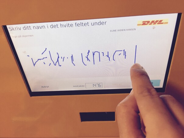 Her ser du et enda verre eksempel på signatur på skjerm, fra en av DHL sine pakkebokser. Hva det står her? Jeg aner ikke. Det å signere for pakka som min samboer egentlig skulle signere for, ble i alle fall ikke noe problem. 📸: Ole Petter Baugerød Stokke