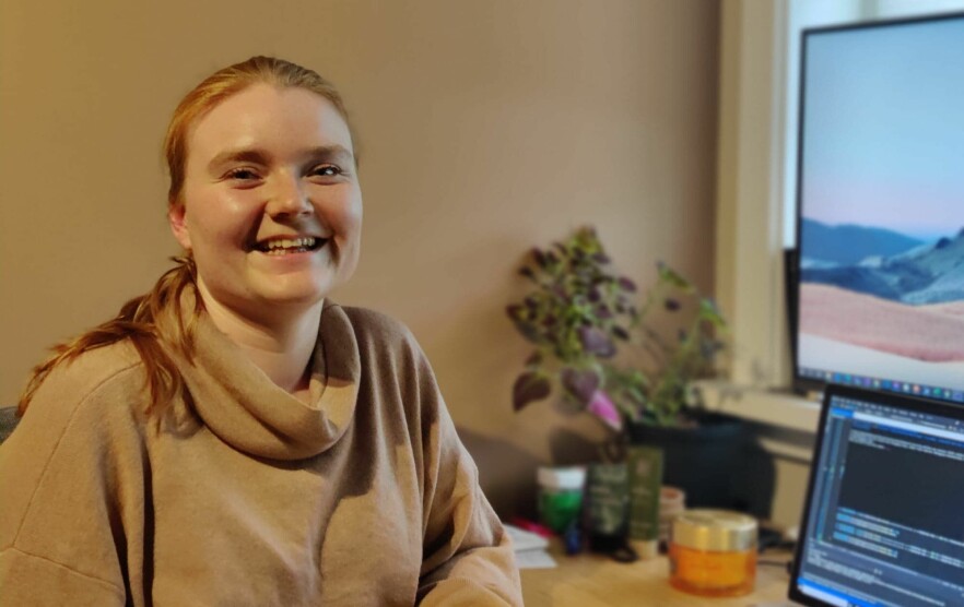 Ragnhild Aaraas Hånde på hjemmekontoret hvor hun koder .Net for Forte Digital. 📸: Privat