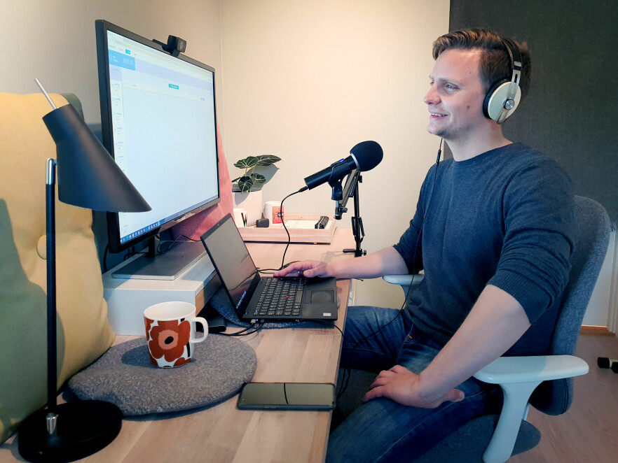 Øystein Lorentzen Vesth på hjemmekontoret, som også har blitt podcast-studioet til Utviklerpodden. 📸: Privat