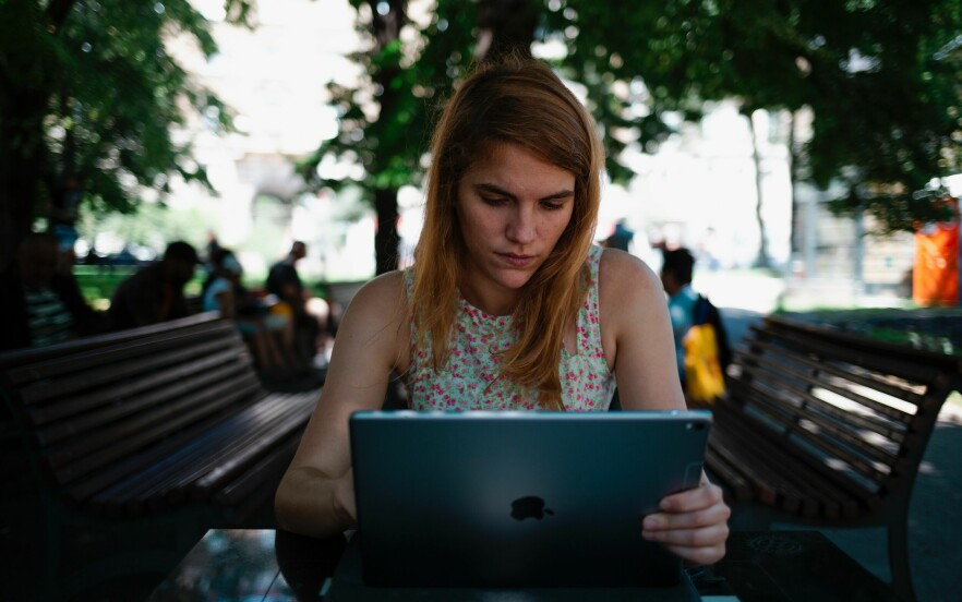 Vil du lære deg noe nytt om programmering i sommer, enten fordi det blir litt roligere på jobben eller fordi koronaferien blir litt kjedeligere enn vanlig, har vi noen tips til deg. 📸: Stefan Vladimirov / Unsplash