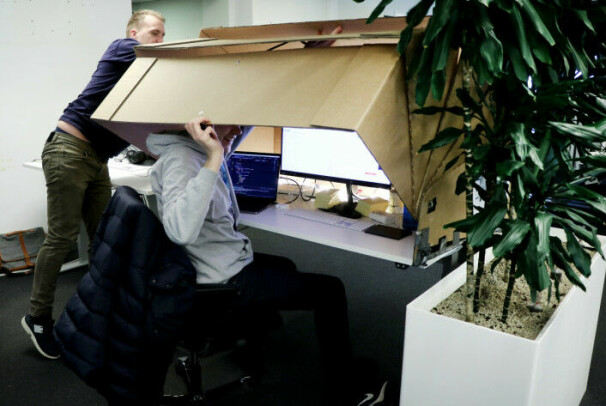 I fjor snublet Kode24s Jørgen og Ole Petter over Bravers prototype som da befant seg i lokalene til Finn.no! 📸: Ole Petter Baugerød Stokke