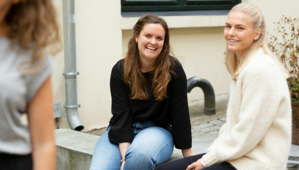 Andrea Huse, til høyre, understreker at det er viktig å være objektiv i lønnsforhandlinger. Her sammen med prosjektleder Nora Røv. 📸: Epinova