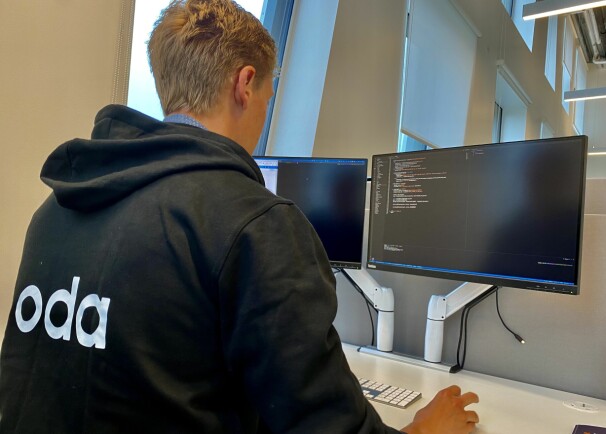 Anders ved pulten sin hos Oda. 📸: Privat