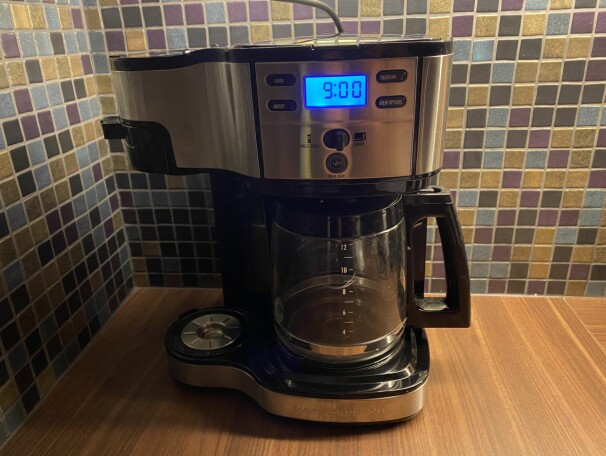En kaffetrakter med timer sørger for at Cecilia får servert nykokt kaffe til daglig stand-up på Slack.📸: Privat