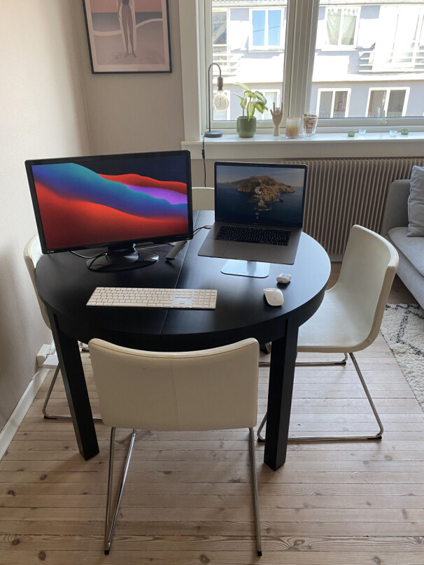 Cecilia har tilbringet store deler av arbeidslivet på hjemmekontor, ifølge henne selv. 📸: Privat