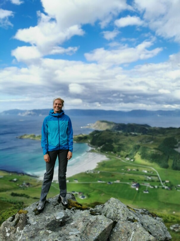 - Jeg liker å gå på fjelltur og reise rundt i Norge for å nyte all den flotte naturen landet har å by på, forteller hun. 📸: Privat