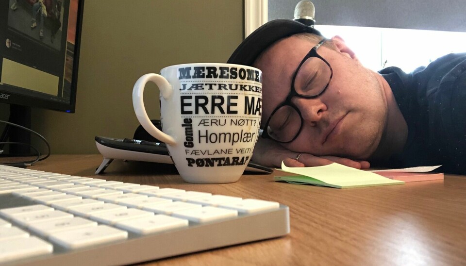 Jørgen tar seg en lur på hjemmekontoret. 📸: Privat