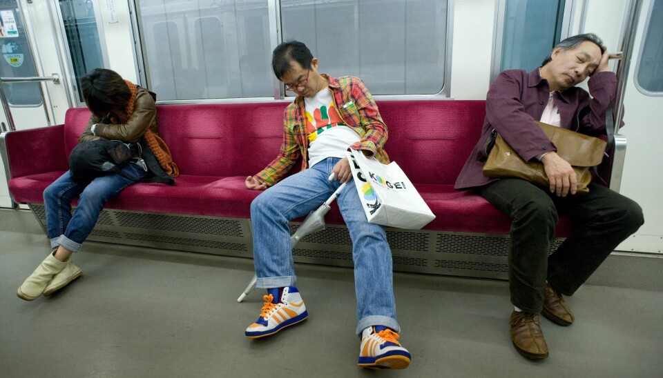 Japanske menn praktiserer inemuri på offentlig transport. 📸: REX (1267269s) / Scanpix