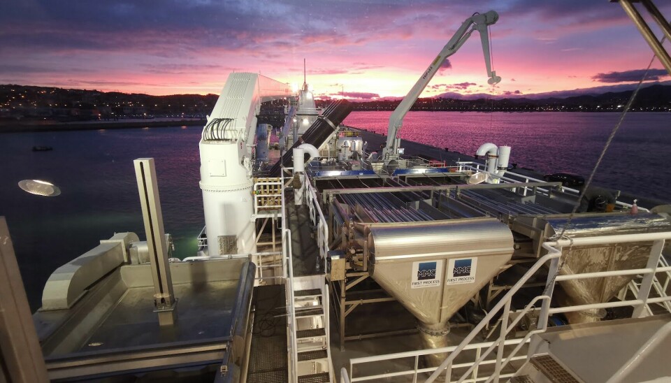 CO2-strippere (nede til venstre) fjerner CO2 fra vannet ved å øke kontaktflate for vannet mot luft, det er essensielt ettersom at CO2 er giftig for fisk. Til høyre er to sorteringsmaskiner for levende fisk som lar operatør sortere små/liten fisk i ulike rom. 📸: MMC First Process