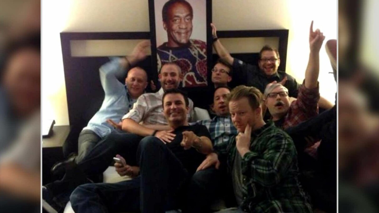 Tidligere World of Warcraft utvikler Alex Afrasiabi med andre tidligere og nåværende Blizzard ansatte poserer her med et portrett av Bill Cosby under BlizzCon 2013. Screenshot: Kotaku