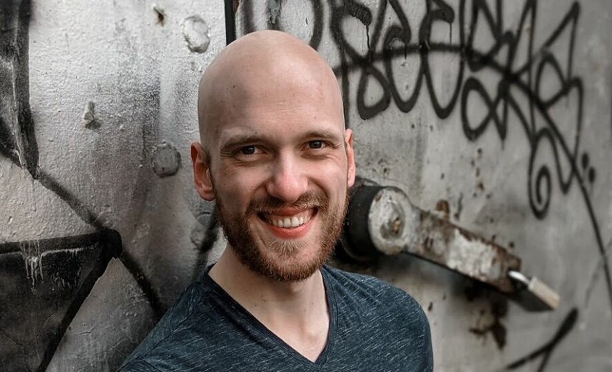 Det et mirakel at jeg klarte å beholde interessen for programmering til tross for en såpass røff introduksjon, forteller fullstackutvikleren Finn Julius Stephansen-Smith. 📸: Privat