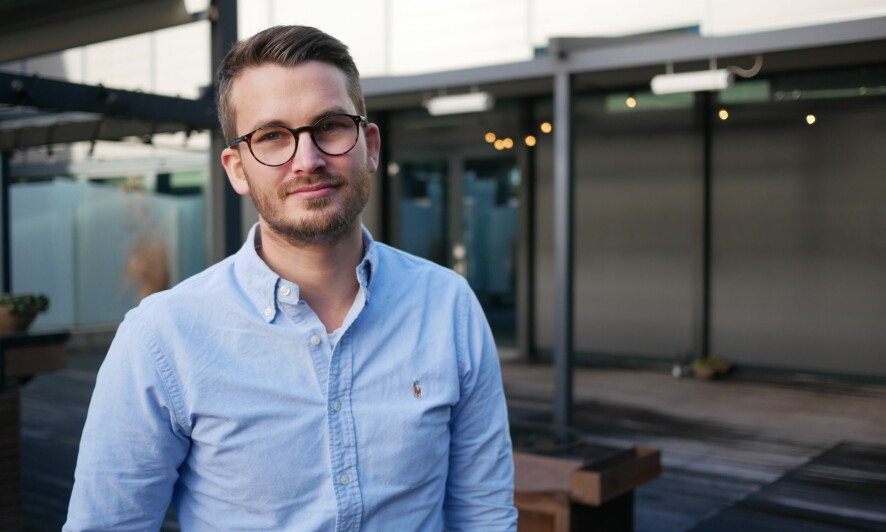 Daglig leder Nikolai Strandskogen i ShiftX mener dagens utdanningssystem kan suppleres med kodekurs for å utdanne utviklere raskere. 📸: ShiftX