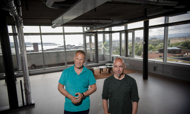 Carl J. Onstad og Bjørn Tumyr arbeider med å gjøre Rebel klar for innflyttere. Utsikten fra bygget er det ingenting å si på. Foto: Robert S. Eik