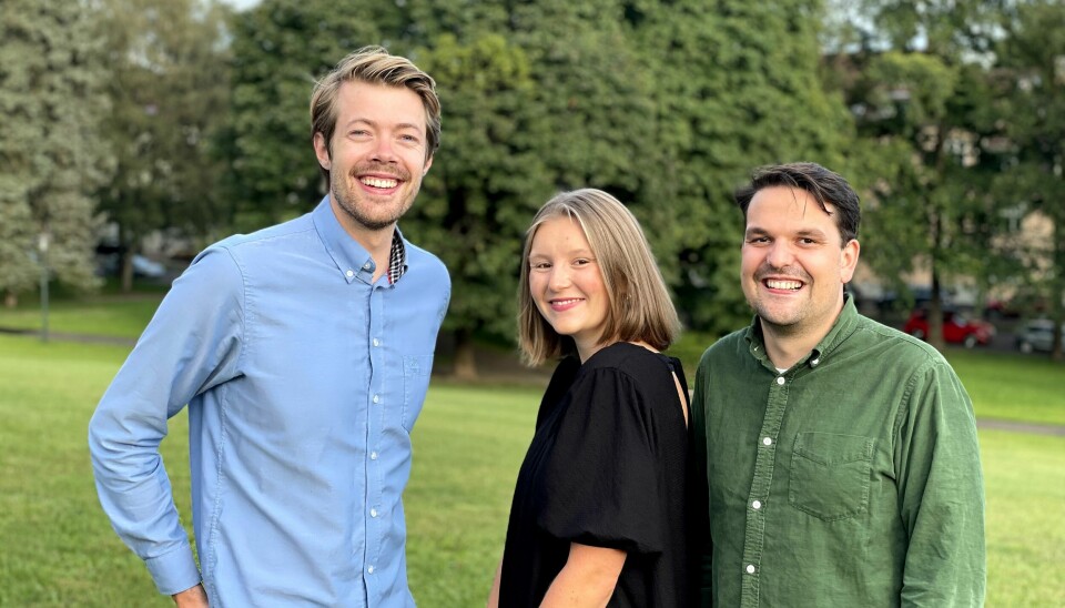 Siviløkonom Tuva Ramsøe Bredesen (27) samt de to ingeniørene Audun Matre Meinich (28) (th) og Jostein Hellerud (27) (tv) lager bedre oversikt over norske API-er. 📸: Privat