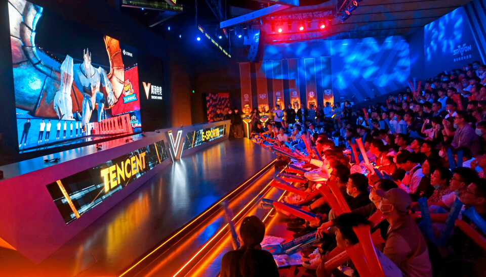 Verdensmesterskap i League of Legends vist på storskjerm i Tencent V-station i Shanghai, Kina. 📸: Chinatopix /AP