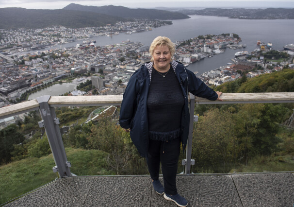 Statsminister og Høyre leder Erna Solberg er på valgkamp turne i Bergen, her er hun på turaksjon på Fløyen. 📸: Marit Hommedal / NTB