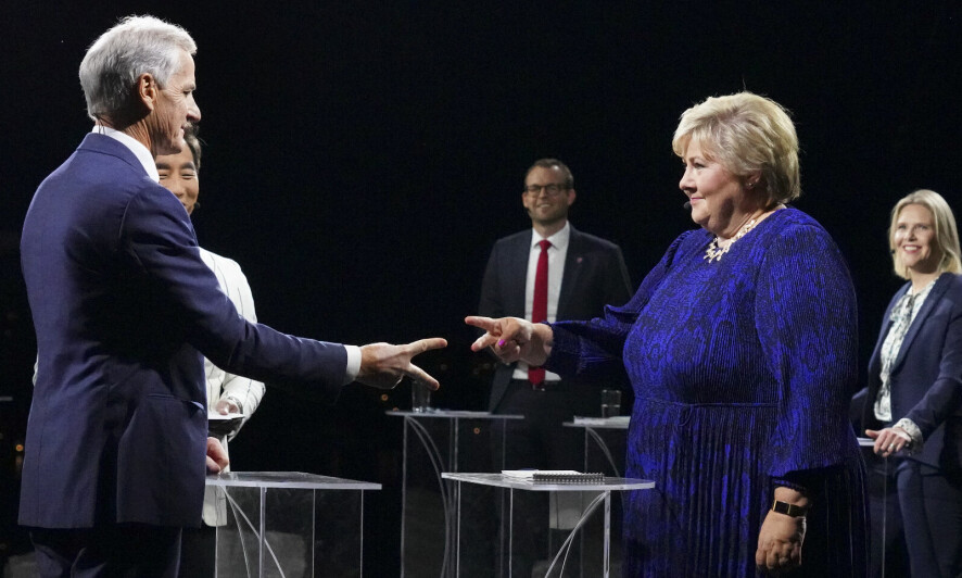 Leder i Arbeiderpartiet Jonas Gahr Stre og leder i Hyre Erna Solberg under NRKs direktesendte partilederdebatt i Arendal mandag kveld. 📸: Ole Berg-Rusten / NTB