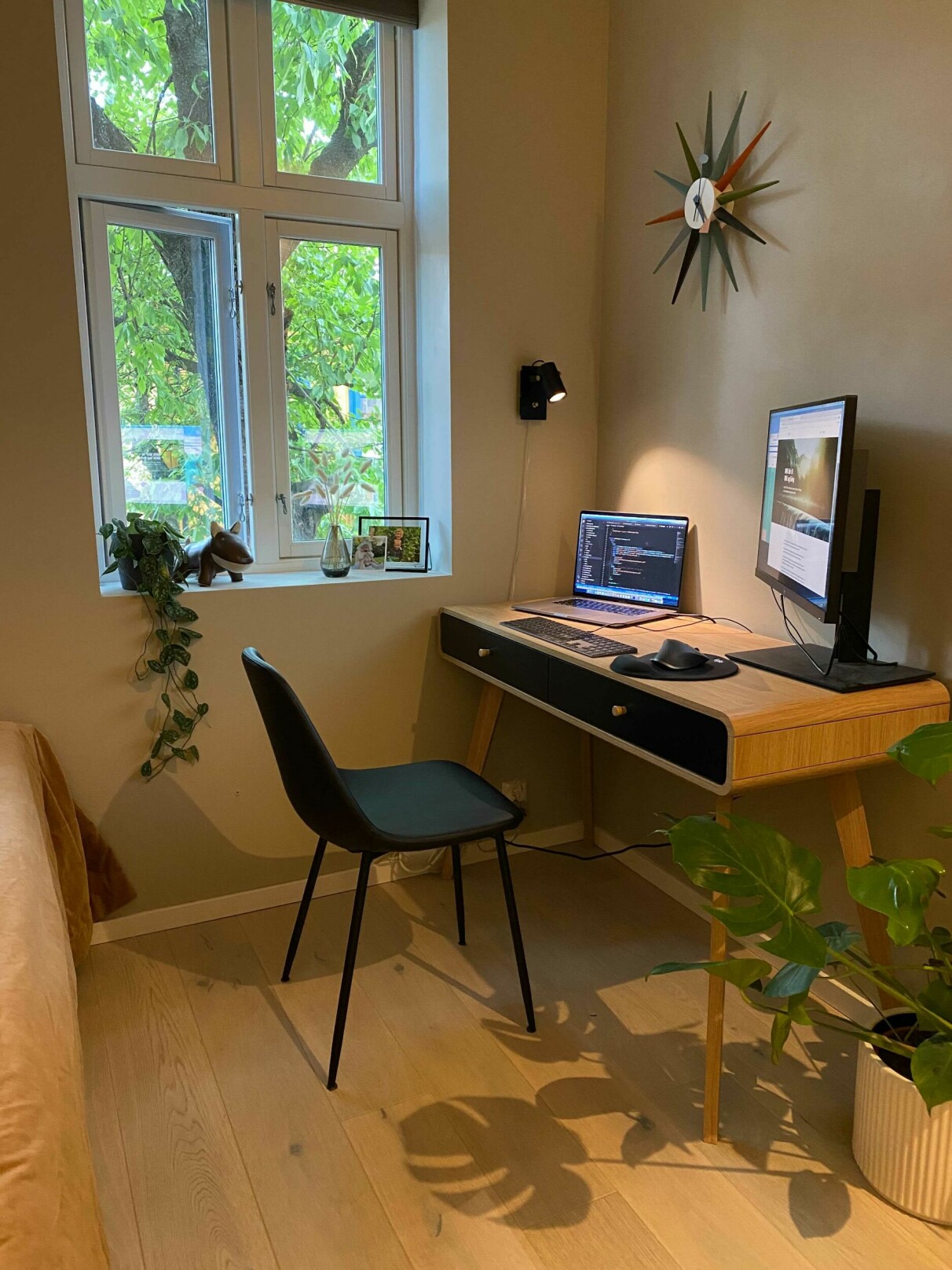 Monstera-planten gjør underverker for tilværelsen på hjemmekontoret. 📸: Privat