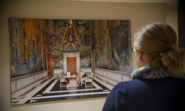 Sparebank1 har valgt en annen utsmykning enn malerier. 📸: Robert S. Eik.