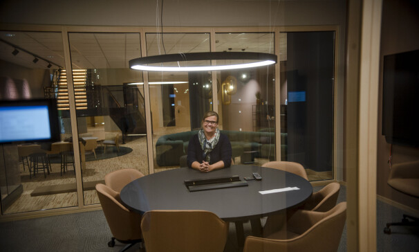 Organisasjonsdirektør Caroline Horn (48) viser stolt frem de nye lokalen, hvor de blant annet har satset på norsk tre. 📸: Robert S. Eik.