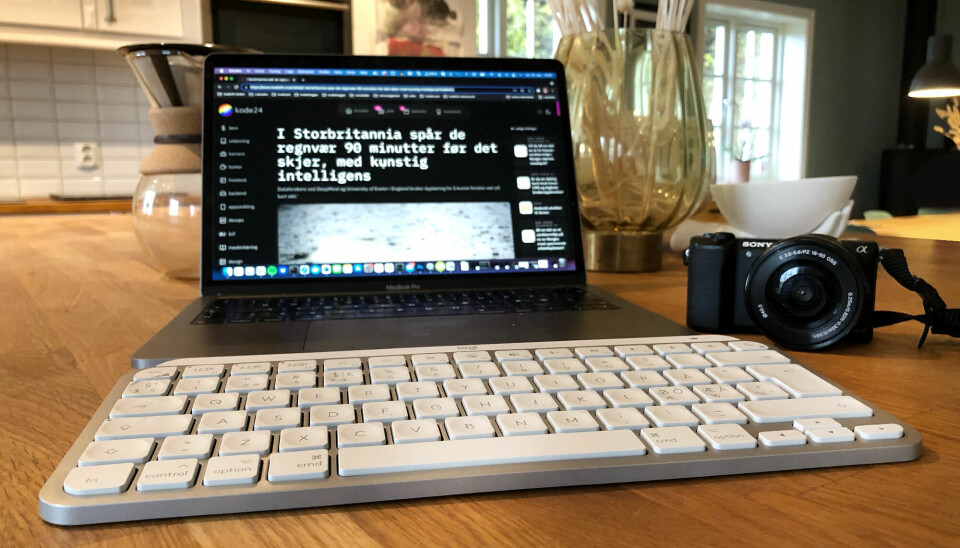 Logitech-tastaturet er til forveksling lik et Apple-tastatur. Det kommer heldigvis også i en farge som matcher Macbook Pro mer. 📸: Jørgen Jacobsen
