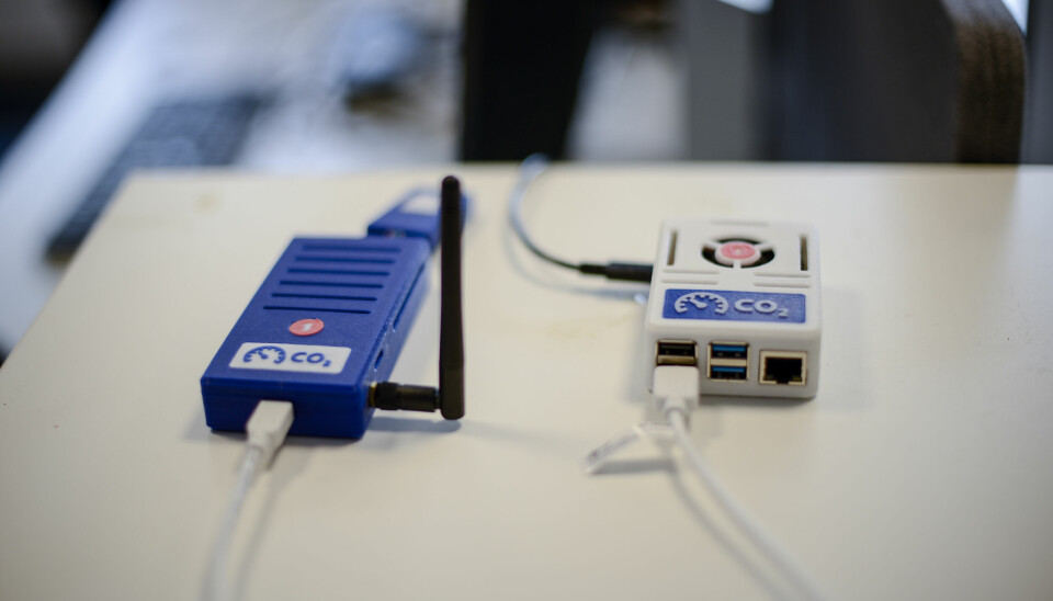 Den hvite boksen i bakgrunnen er en Raspberry Pi4, og den blå boksen inneholder sensorer som måler blant annet co², hydrogen, flyktige forbindelser
og temperatur. 📸: Robert S. Eik