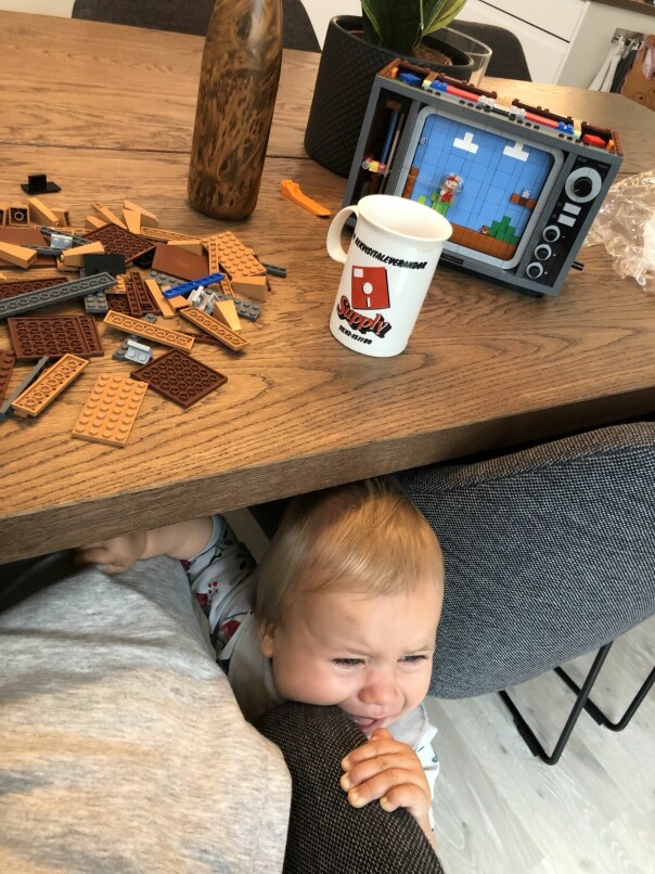Her ser man et klassisk eksempel på 'hm, kanskje jeg kan bygge litt Lego selv om Luna er våken'-øyeblikk i pappapermen. Det gikk som det måtte gå. 📸: Ole Petter Baugerød Stokke