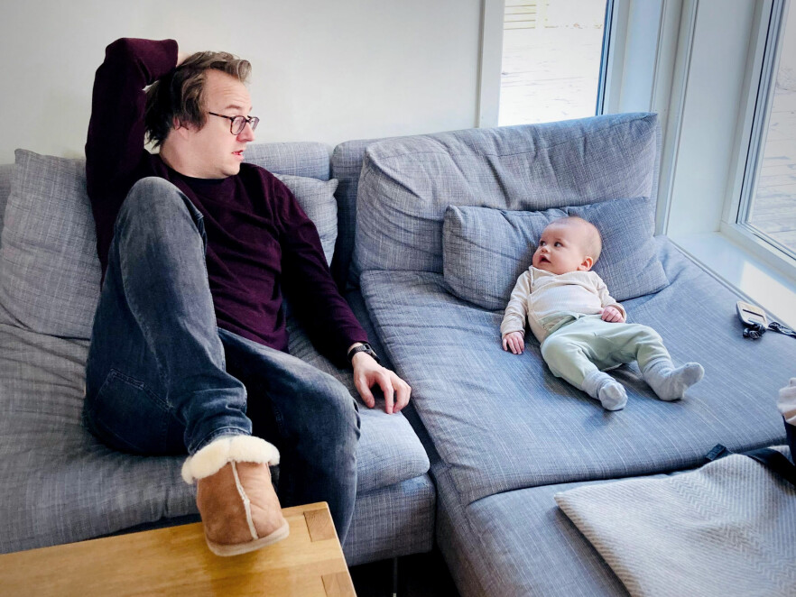 Her tar jeg ei litta hvil sammen med Luna. Men så langt jeg husker lå hun på denne måten i cirka tre sekunder - så koding i pappapermen ble det lite av. Og det har jeg ingen problemer med. 📸: Privat