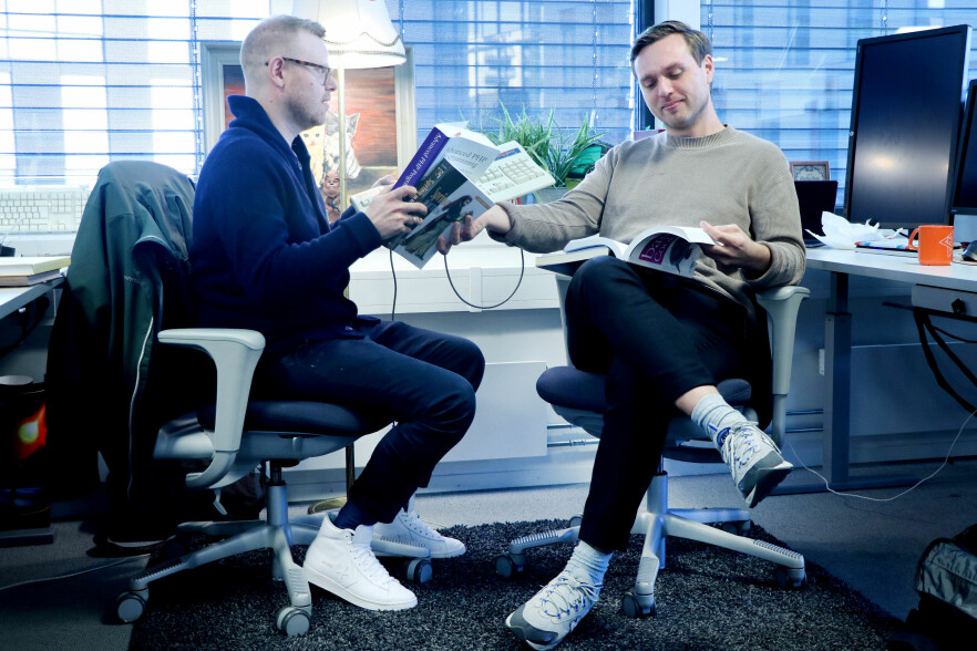 Fagredaktør Jørgen Jacobsen gjør sitt beste med å sette Mattis Vaaland inn i kode24s kjerneområder; programmering, tastaturer, gamle stålamper og malerier av søte pusekatter. 📸: Ole Petter Baugerød Stokke