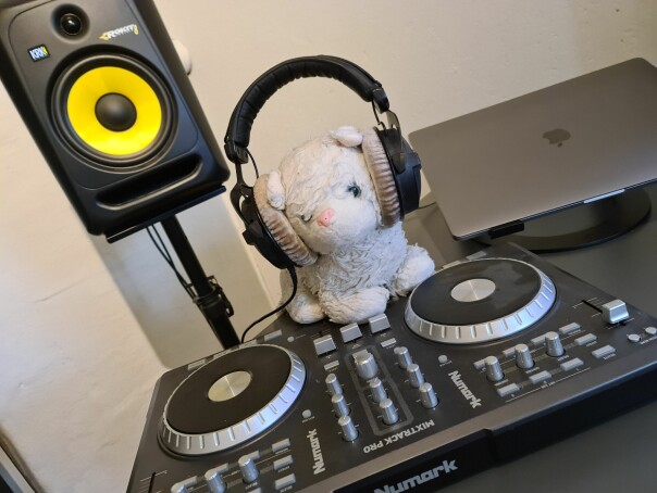 Helge Sverre Hessevik Liseth er utvikler på dagtid, og blir en søt liten bamse med hodetelefoner og platespillere på nattestid. 📸: Privat