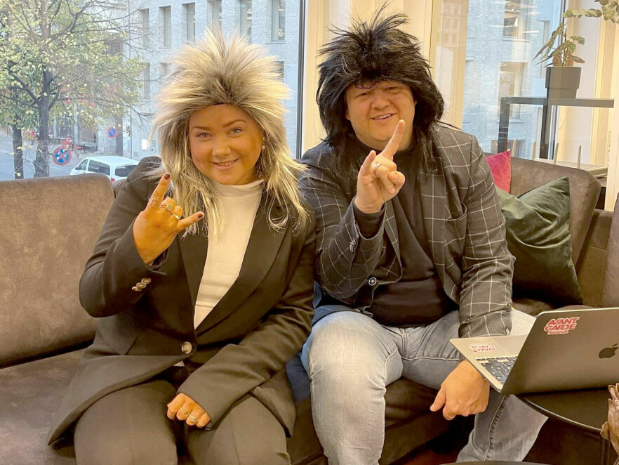 Lotte Gjørsvik og Erik Falk Hansen i AvantGarde Search prøver å vise hvor teit det er å be om rockestjerner i jobbannonser. 📸: Privat