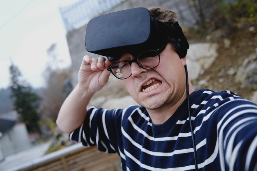 Dette er første gang jeg har på meg VR-briller på mange år. Og det har ikke blitt noe enklere å få dem over huet siden sist. 📸: Ole Petter Baugerød Stokke