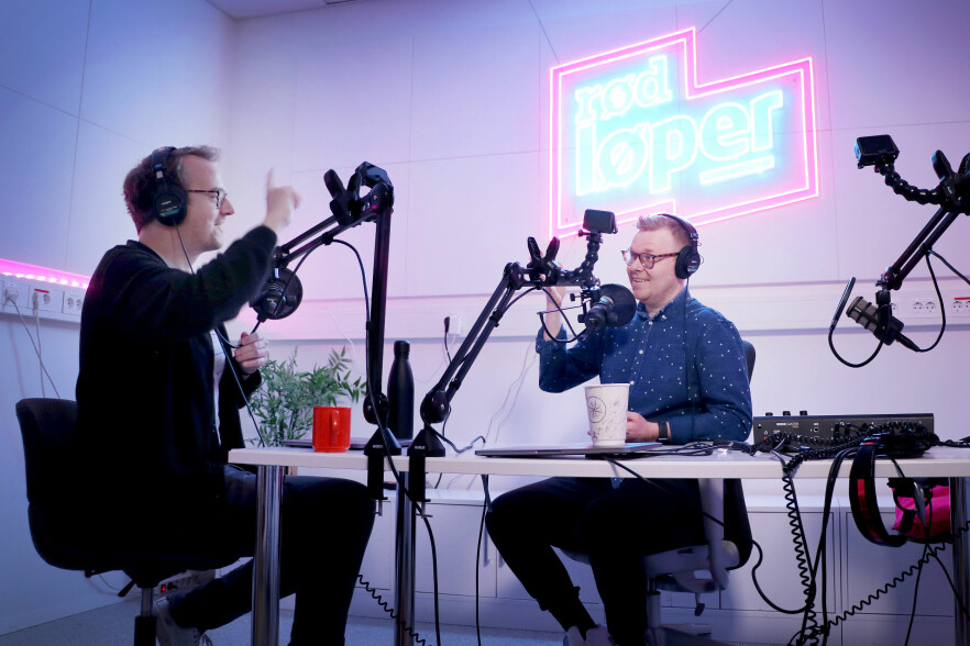 Ole Petter og Jørgen later som de er midt i en innspilling av kode24-timen, mens de egentlig venter på at selvutløseren skal utløse seg selv. 📸: Ole Petter Baugerød Stokke