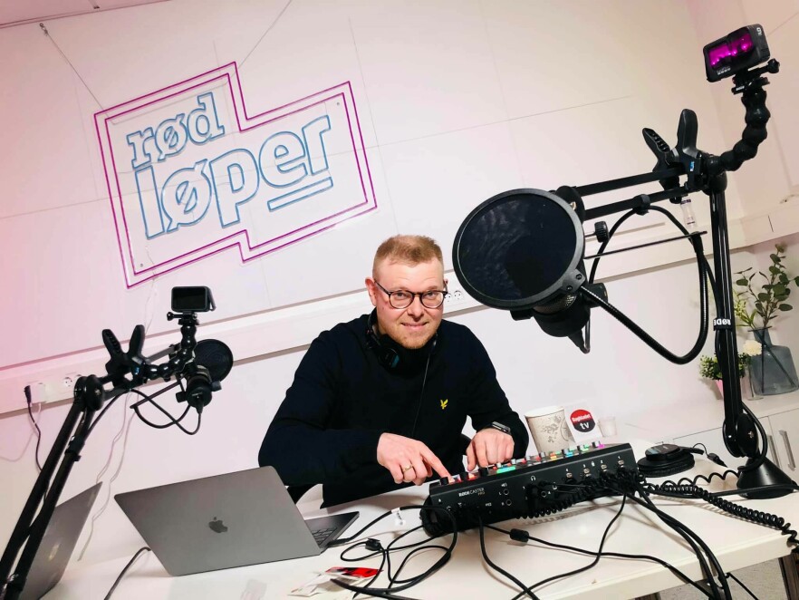 Jørgen koser seg på den nye miksepulten kode24-timen får låne av Rød Løper. 📸: Ole Petter Baugerød Stokke