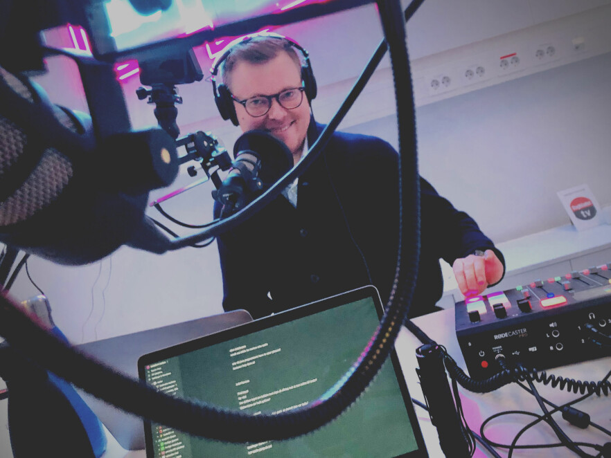 Jørgen koser seg med miksepulten sin i kode24-studioet. 📸: Ole Petter Baugerød Stokke