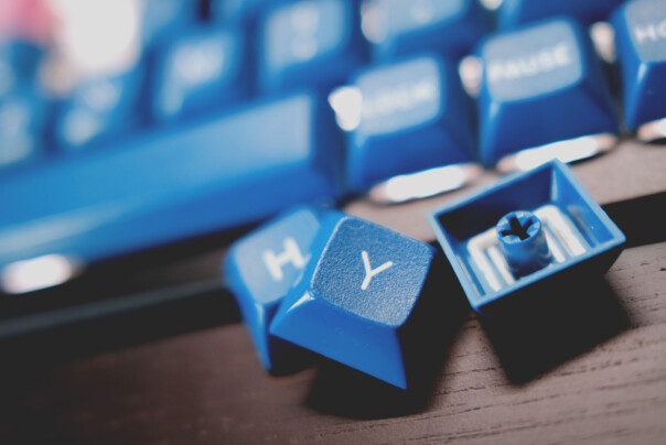 DSA Vilebloom-taster i sjateringer mellom gul og blå er mye av det som gjør tastaturet mitt såååpass kuli. 📸: Ole Petter Baugerød Stokke