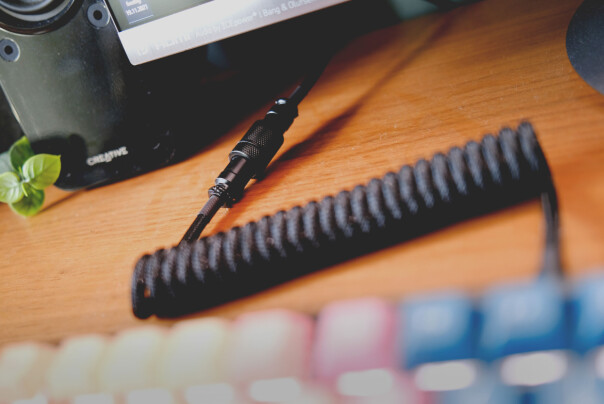 Et skikkelig tastatur må ha en skikkelig aviator-kabel. Men ikke spør meg hvorfor, sånn bortsett fra at det ser kult ut, da. 📸: Ole Petter Baugerød Stokke