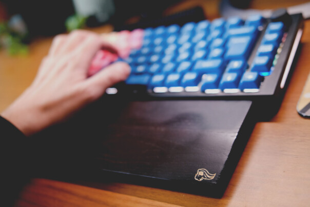 Glorious Wooden Wrist Rest kommer i mange størrelser, og min viste seg å være litt for liten, når sant skal sies. Legg merke til at GMMK Pro også har lys på sida, fordi hvorfor ikke. 📸: Ole Petter Baugerød Stokke