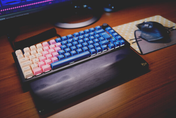 GMMK Pro med DSA Vilebloom og alt det andre greiene som gjør tastaturet mitt til bare mitt tastatur. 📸: Ole Petter Baugerød Stokke