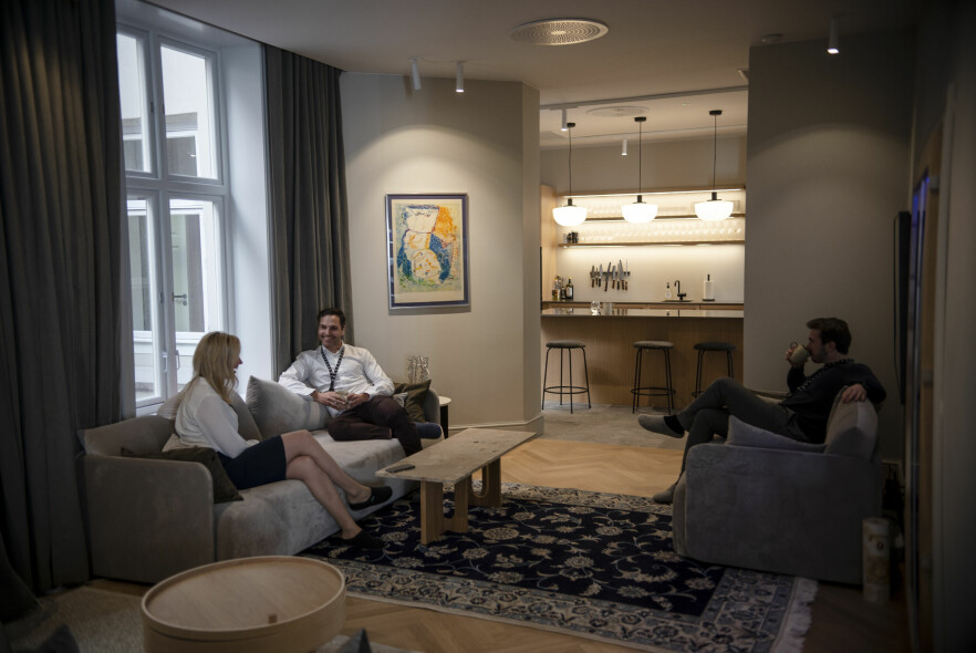 Marcus Sahlin Pettersen, i midten, mener utviklere bør komme seg på kontoret selv om de kan jobbe mindre avbrutt hjemme. Her fra Alvs nye lokaler i Oslo sentrum. 📸: Robert S. Eik