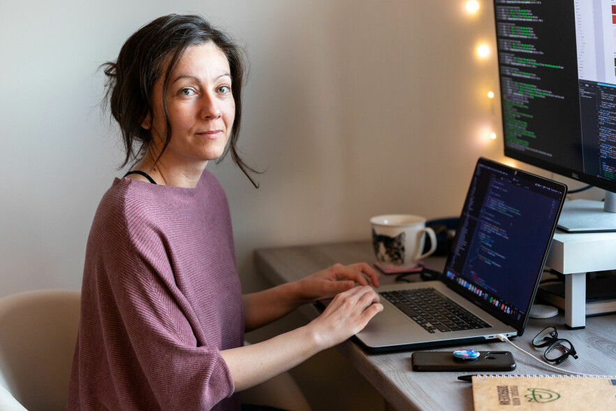 Iulia Cazan er en av mange rumere som jobber i norske utviklingsavdelinger. Cazan jobber for norske Dekode fra hjemmekontoret i Romania. 📸: Privat