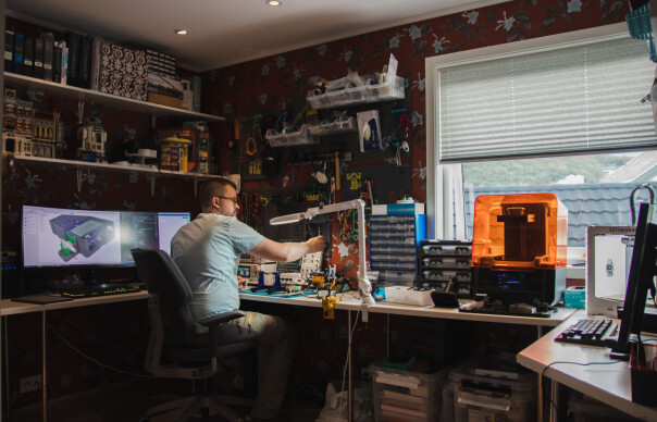 - Resin 3D-printere er kjempespennende og lager utrolige resultater, forteller Eivind Holt. 📸: Sebastian Loraas / DIPS