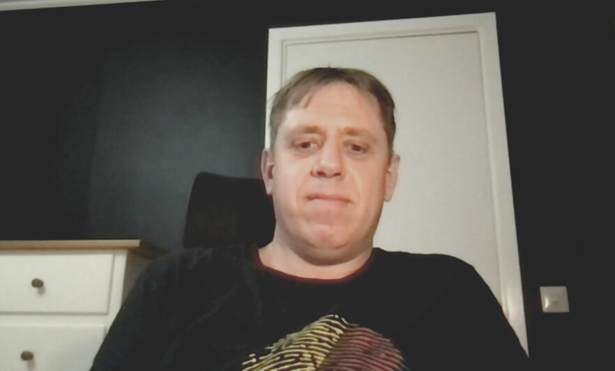 Tobias Modig holdt foredraget sitt på JavaZone gjennom en ferdig innspilt video fra hjemmekontoret, slik flere andre også gjorde. 📸: JavaZone