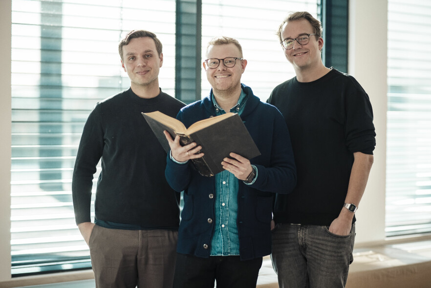 Det var en proff fotograf innom kontoret før nedstenging, og tok et rimelig kleint bilde av Mattis Vaaland, Jørgen Jacobsen og Ole Petter Baugerød Stokke i kode24. Vi får vel bruke det nå, da. 📸: Astrid Waller