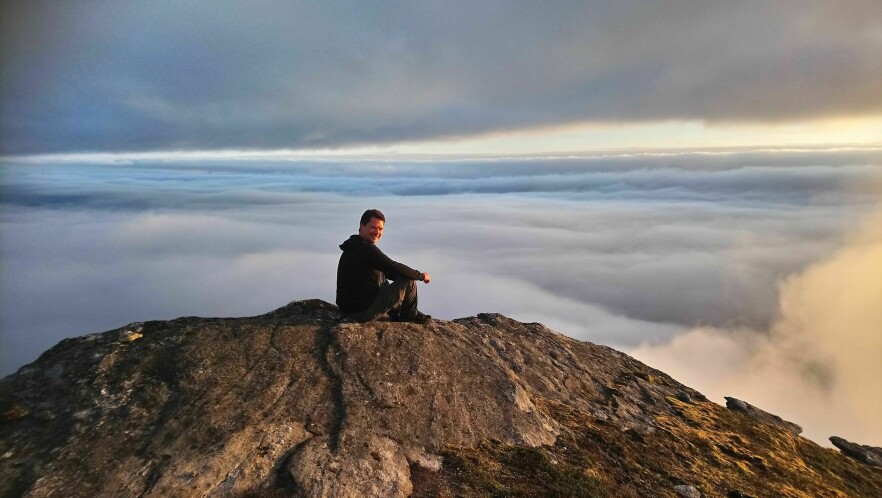 På jobb koder Thomas Johansen Kvæl mest med Javascript, Vue, React/NextJS og PHP. 📸: Privat