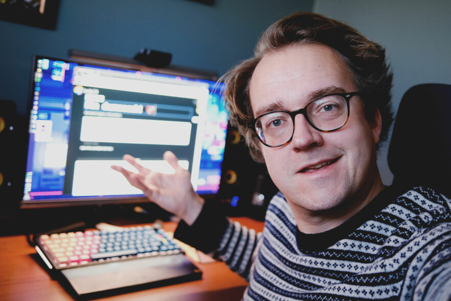 Her viser jeg fram det som skal illustrere et leserinnlegg du selv har skrevet på kode24.no. Men fordi blenderen på kameraet mitt er for åpen, ser det bare ut som jeg viser fram en slags grøt. 📸: Ole Petter Baugerød Stokke